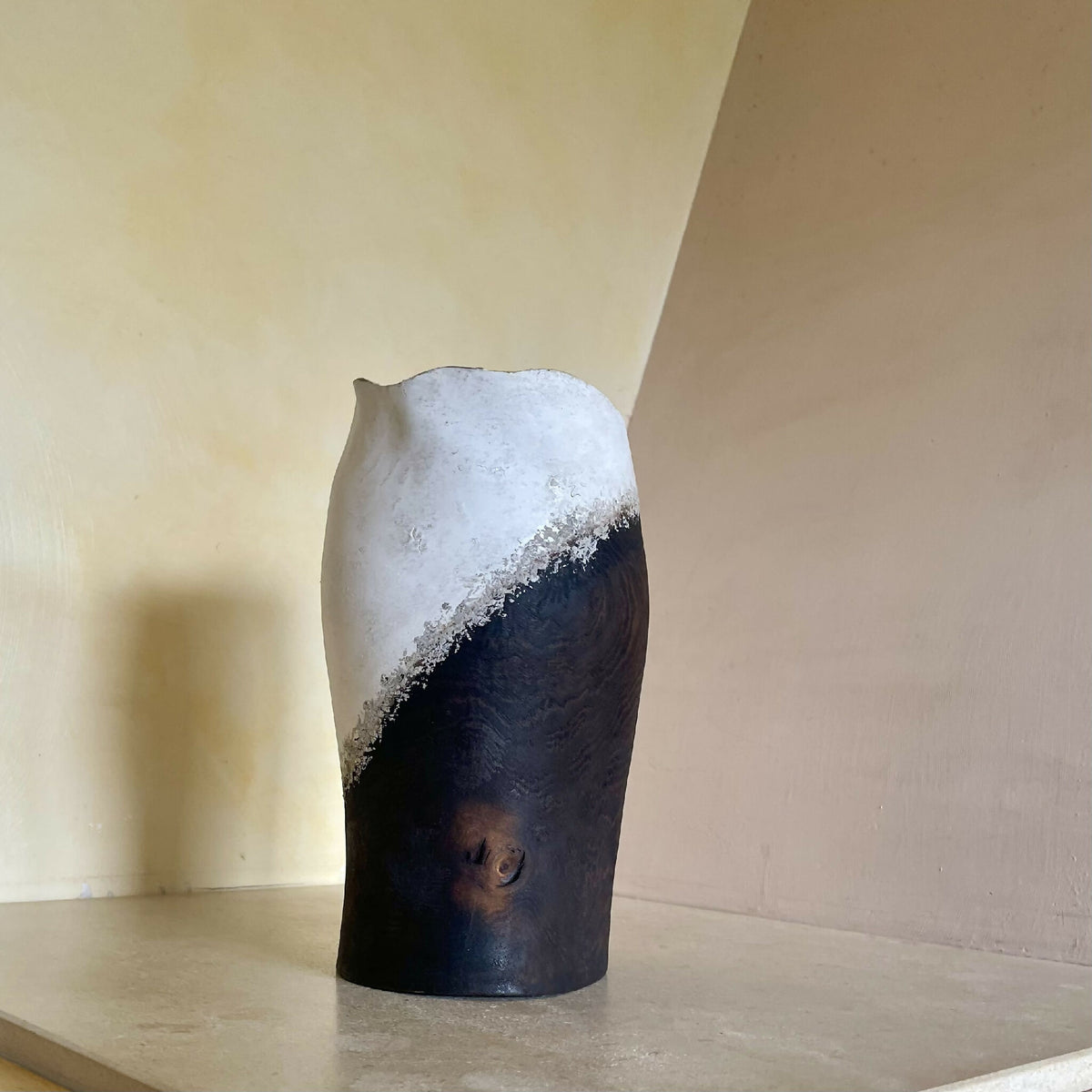 Vase en céramique bicolore blanc et noir, forme cylindrique, bord irrégulier