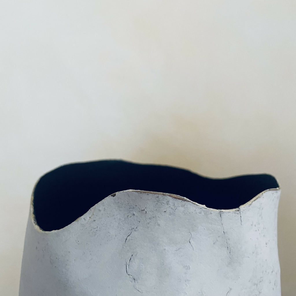 Vase cylindrique en céramique, gros plan sur l’ouverture au bord ondulé