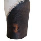 Vase en céramique blanc/noir, marbrures et texture, vue rapprochée du bas