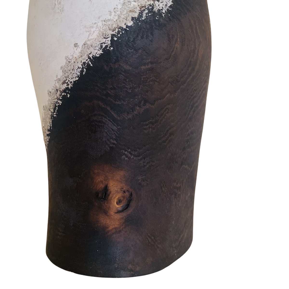 Vase en céramique blanc/noir, marbrures et texture, vue rapprochée du bas