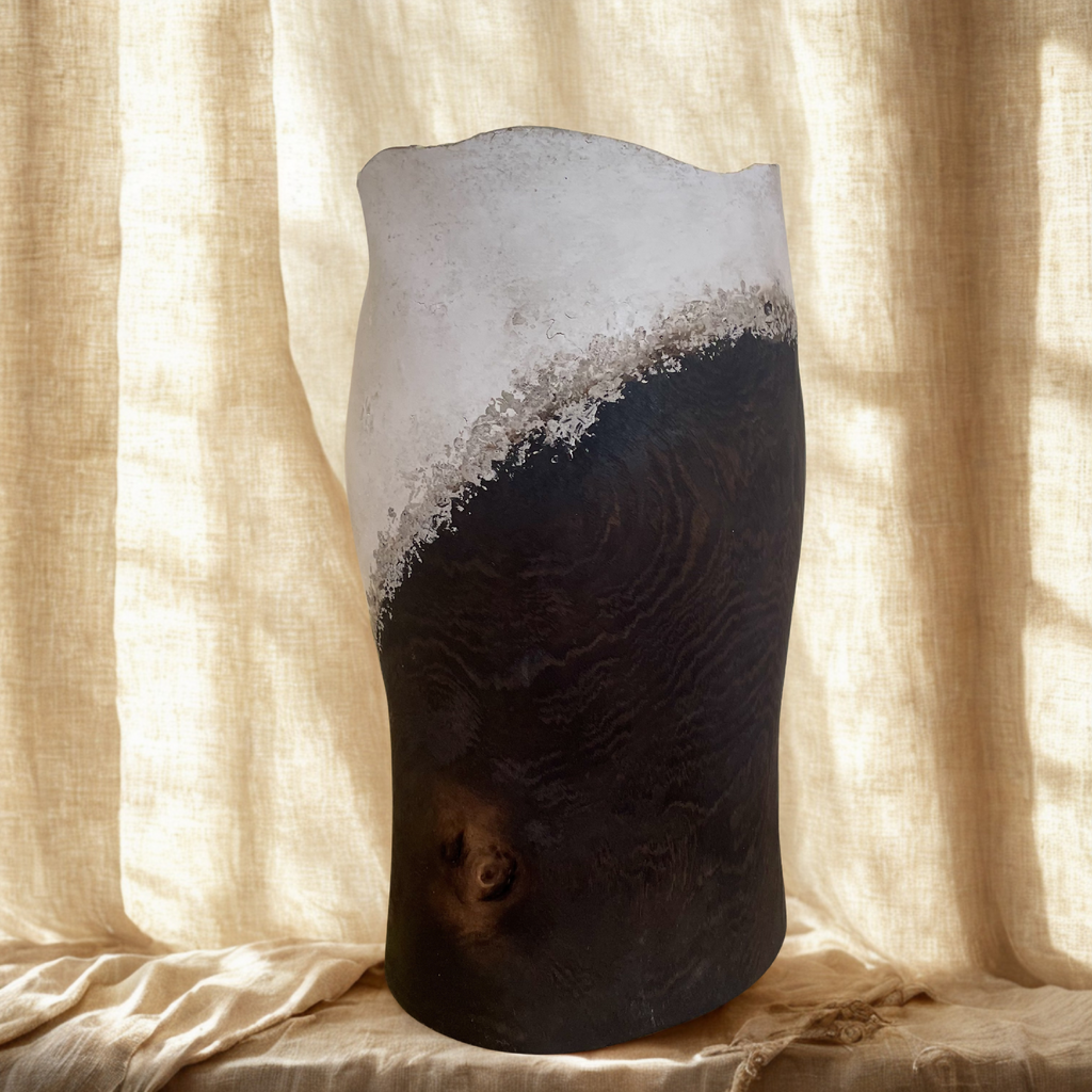 Vase sculptural en céramique bicolore blanc et noir, silhouette cylindrique