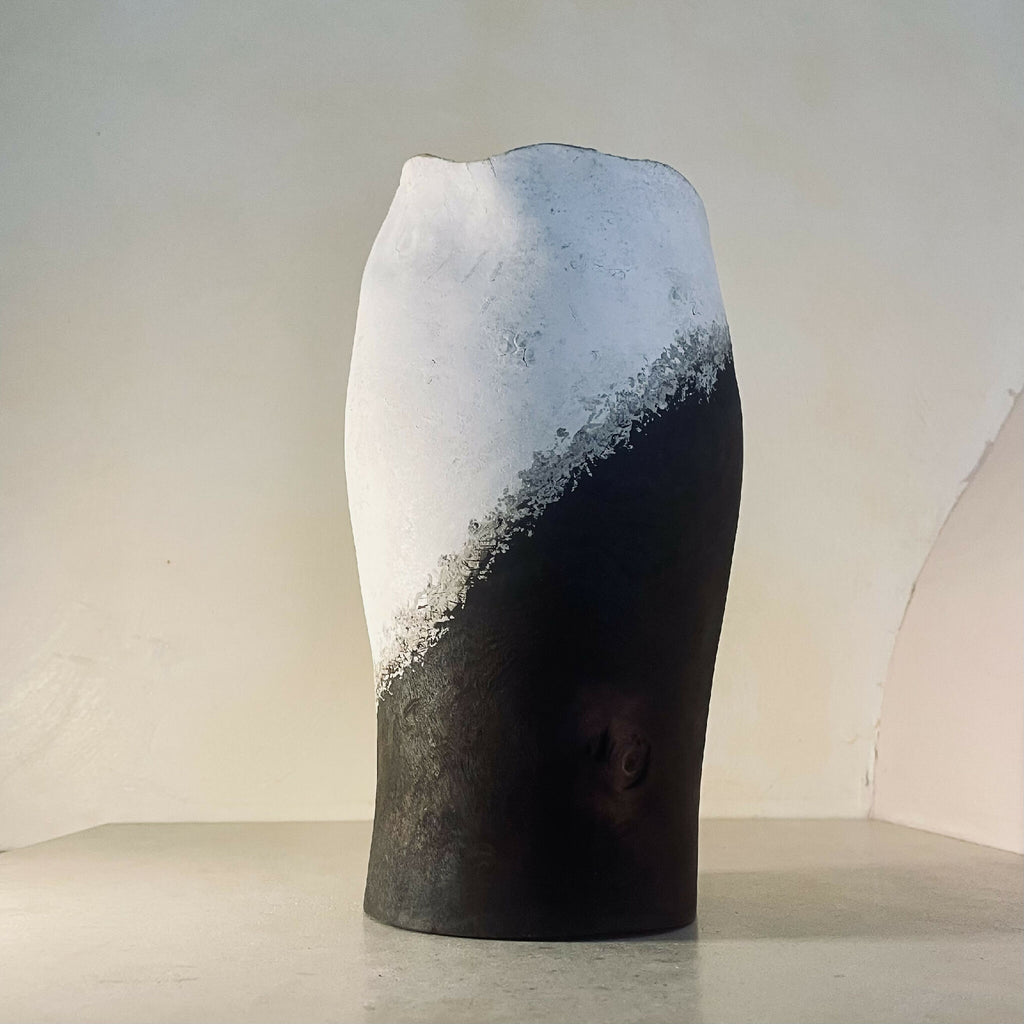 Vase cylindrique en céramique, décor dégradé blanc vers noir, surface texturée
