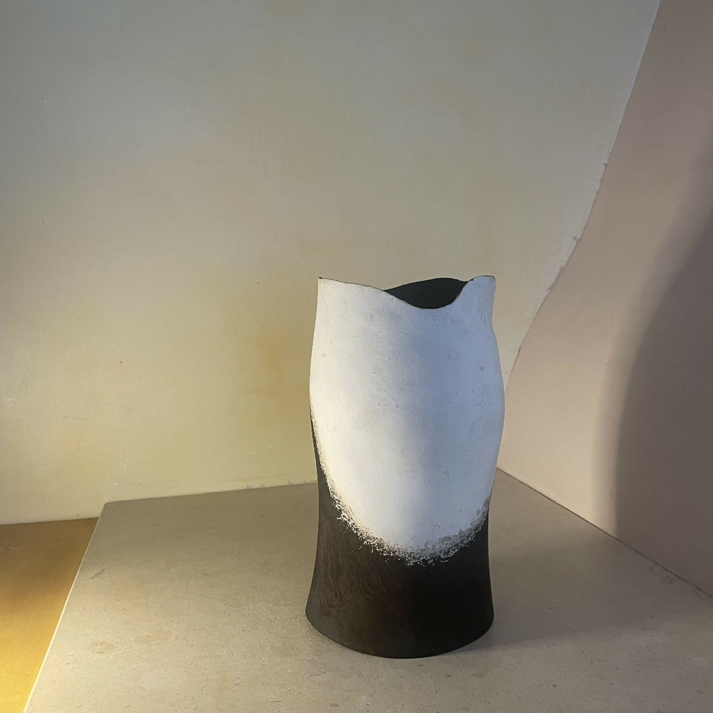 Vase en céramique bicolore, vue de trois quarts, bord irrégulier et texture