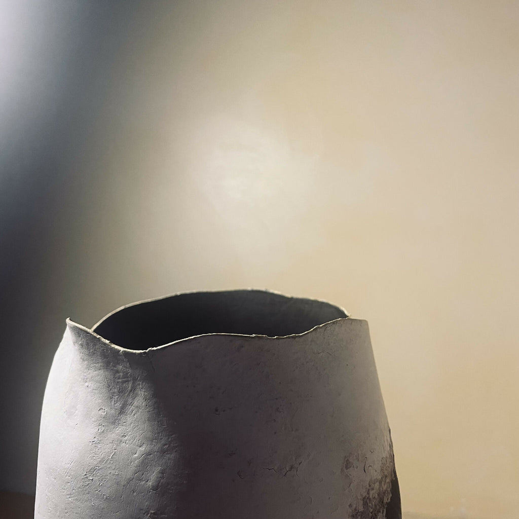 Vase en céramique, gros plan sur la partie supérieure et le bord intérieur