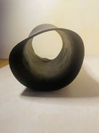 Vase cylindrique noir, ouverture circulaire sur le dessus, intérieur gris