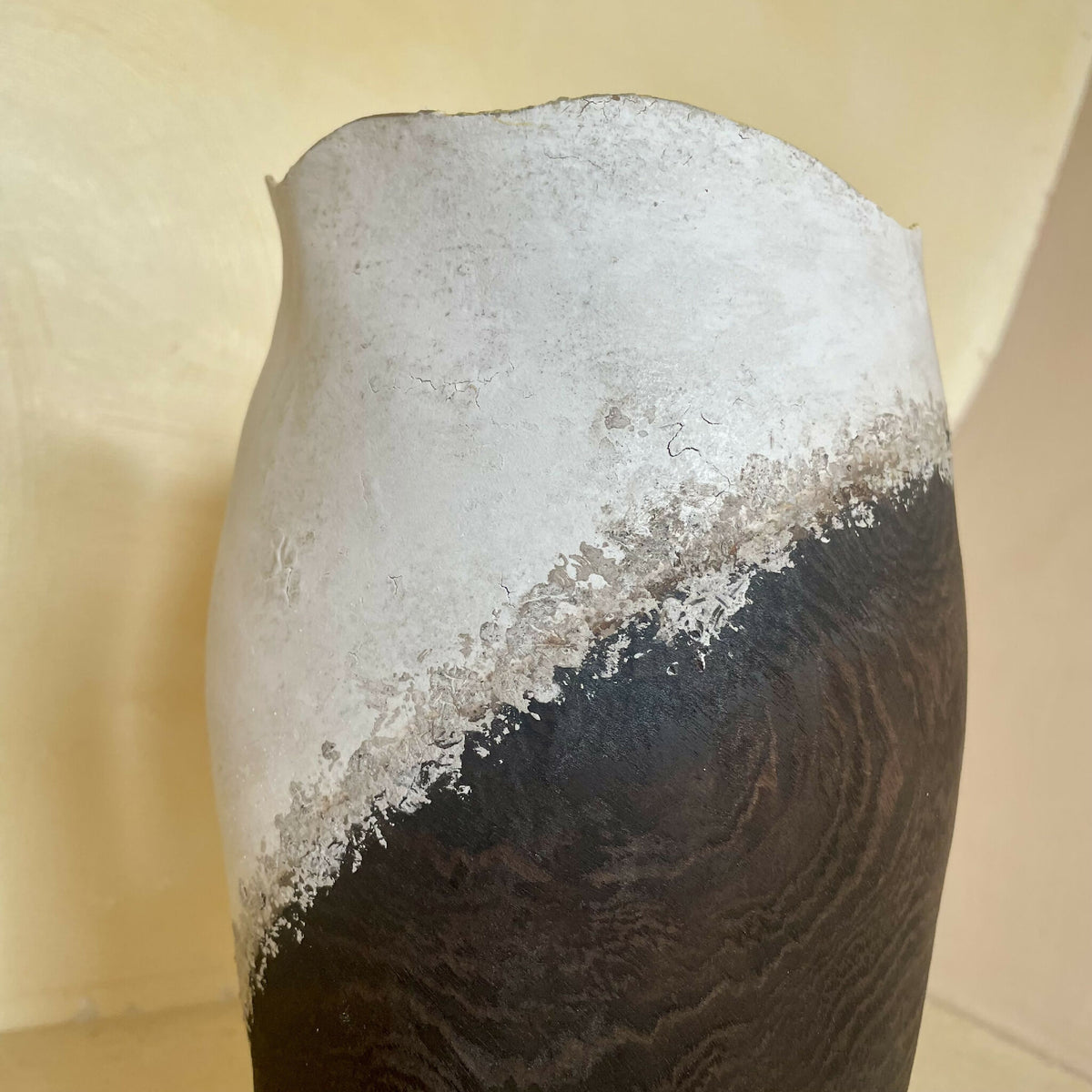 Vase noir et blanc avec effet bordures irrégulières, texture martelée et traces de matière