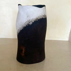 Vase noir et clair, bord supérieur irrégulier, diagonale de matière blanchie sur la face