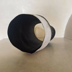 Vase noir bicolore, vue de profil de l’ouverture circulaire, finition mate irrégulière