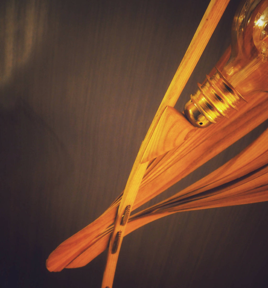 Lampe design à bras en bois et ampoule visible, abat-jour en voile orange