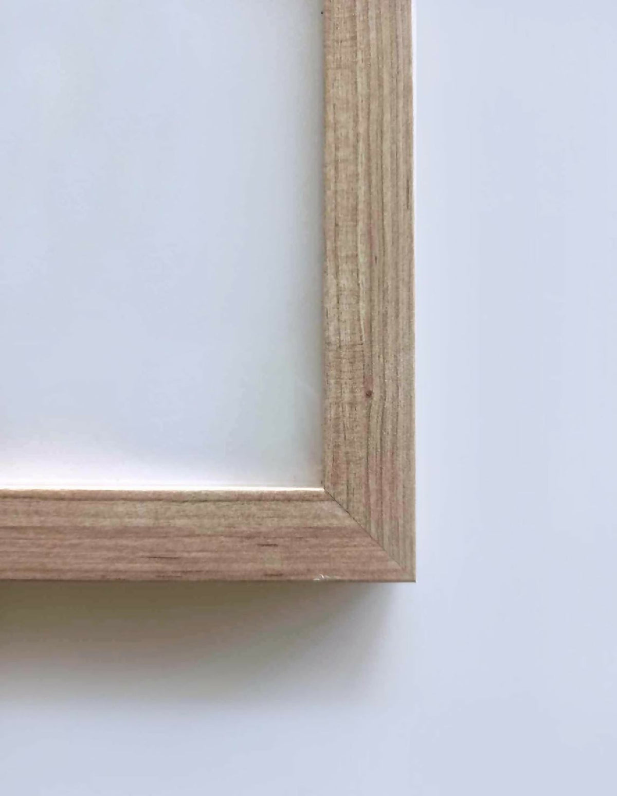 Cadre en bois clair d’illustration, angle et bordure visibles