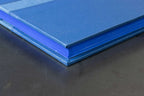 Livre d’or bleu clair en tissu, vue latérale des tranches et du dos.