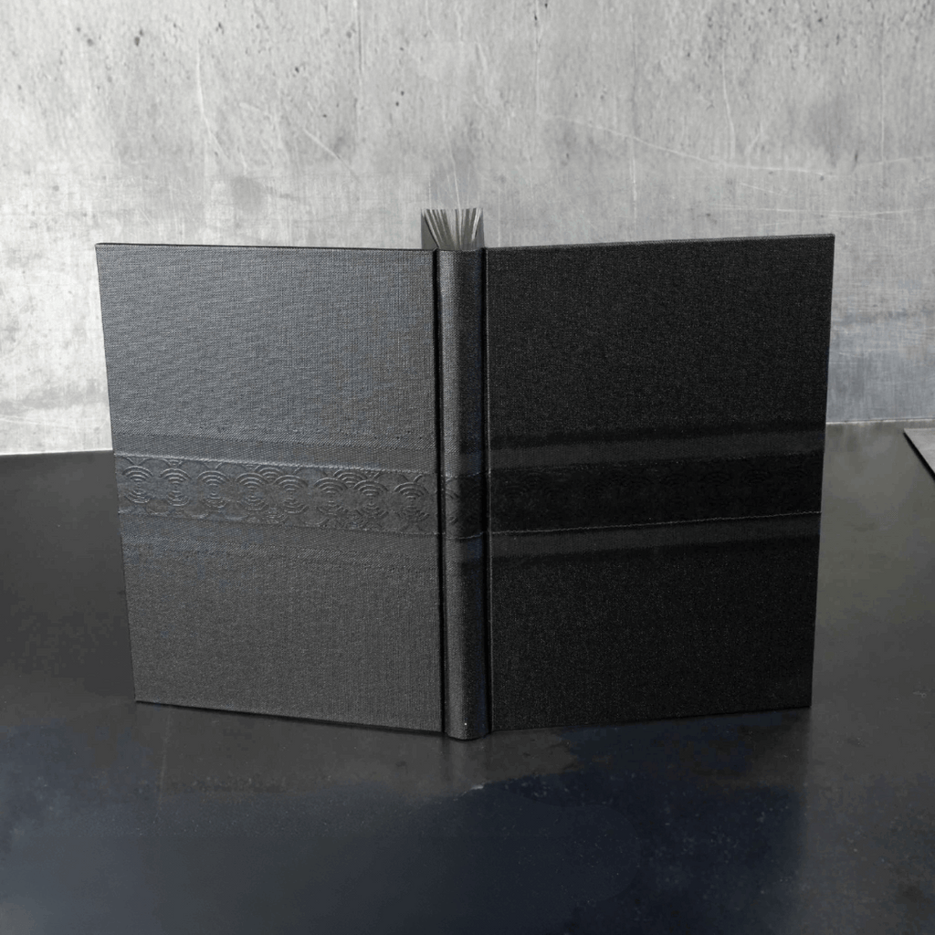 Carnet ou livre d'or noir en toile, couverture ouverte avec élastique au centre