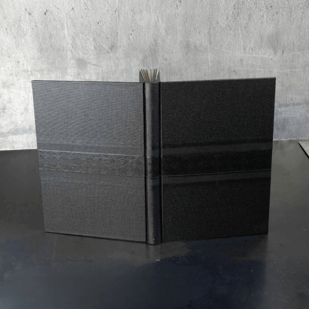 Carnet ou livre d'or noir en toile, couverture ouverte avec élastique au centre