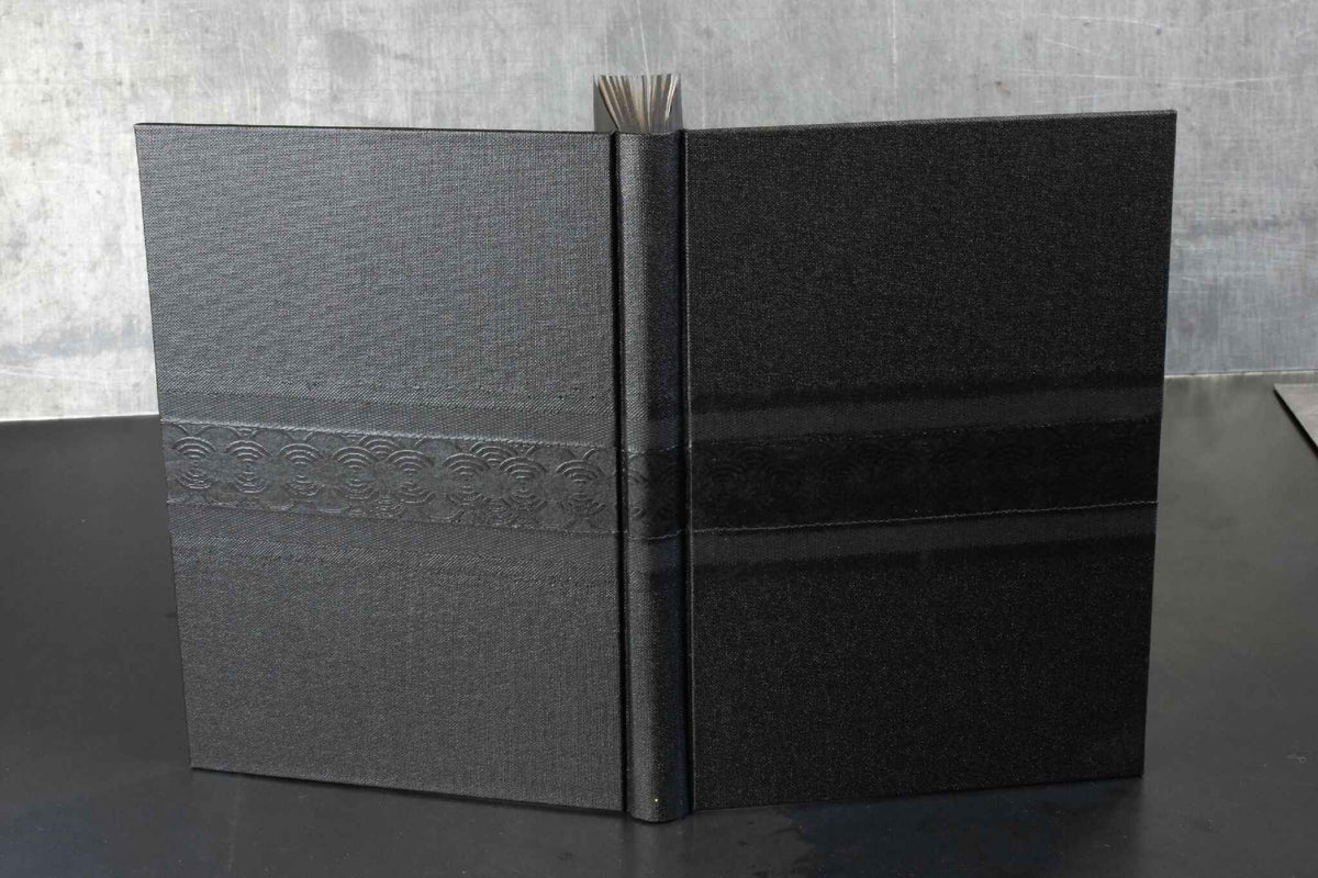 Carnet ou livre d'or noir en toile, couverture double avec bande décorative centrale