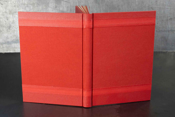 Carnet ou livre d’or rouge monochrome, couverture rigide et tranche centrale visible