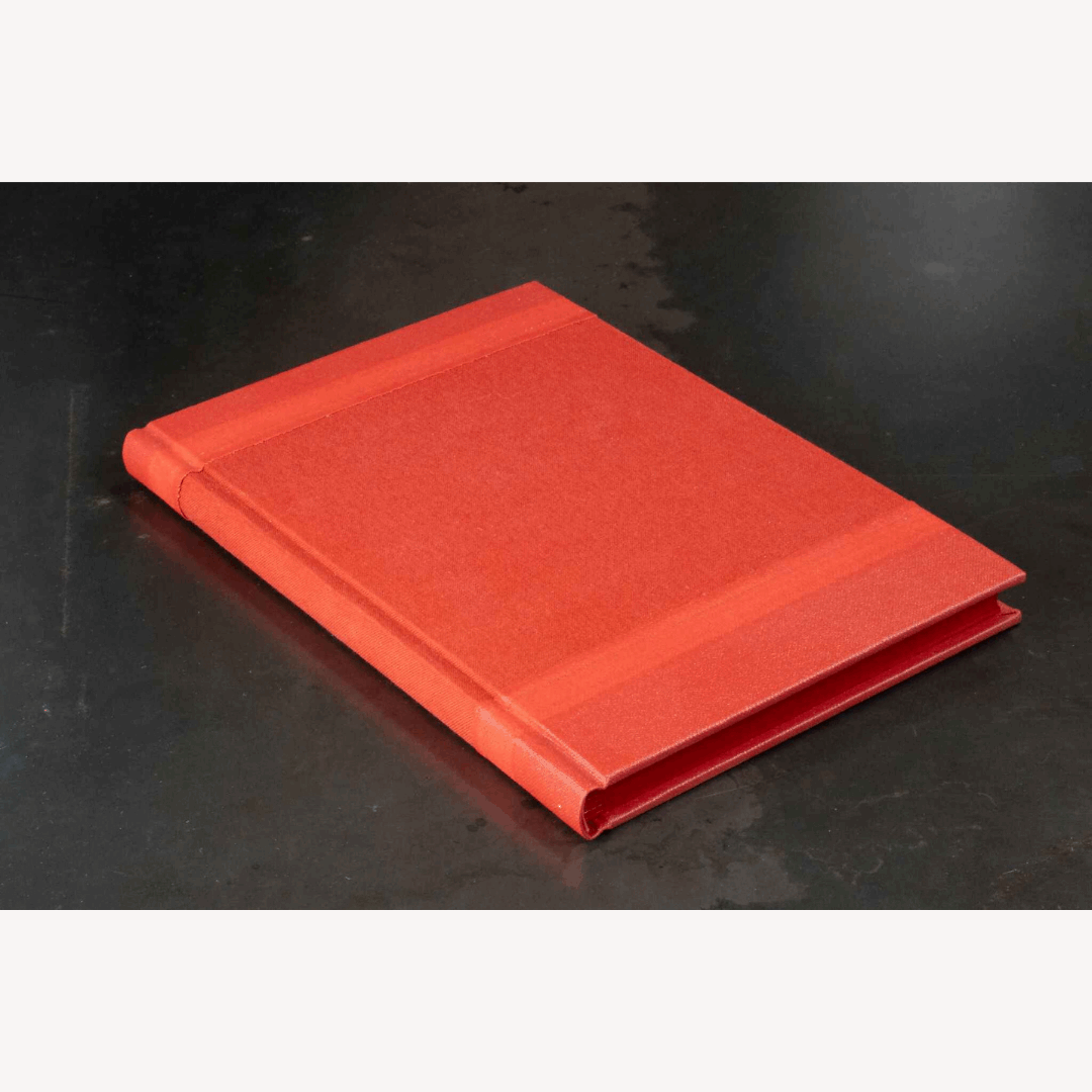 Carnet ou livre d’or rouge monochrome, couverture rigide fermée, vue de dessus