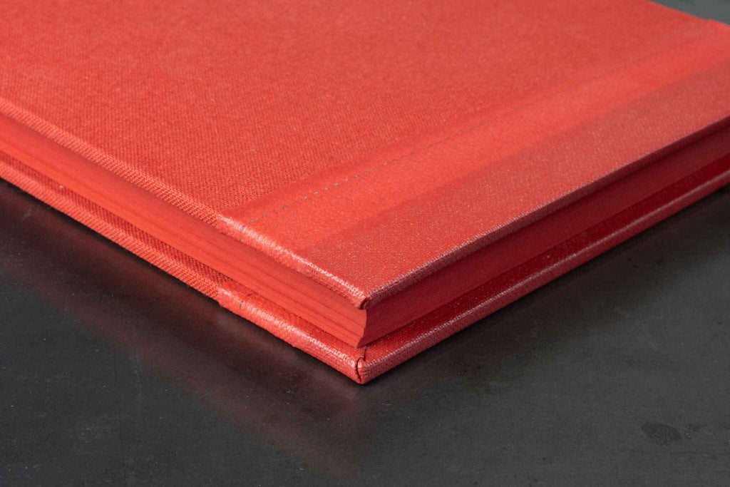 Coin de livre d’or rouge monochrome, couverture texturée et reliure en bord