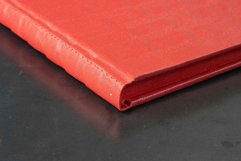 Carnet rouge à reliefs, vue du bord et de la tranche
