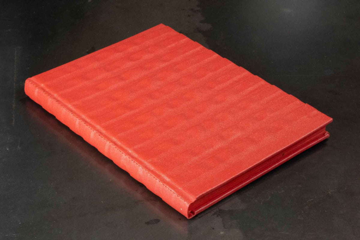 Carnet rouge à reliefs, couverture rigide fermée