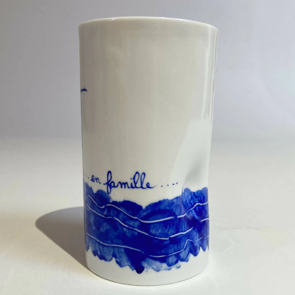 Mug en porcelaine blanche avec texte « en famille… » en bleu et décor en bas