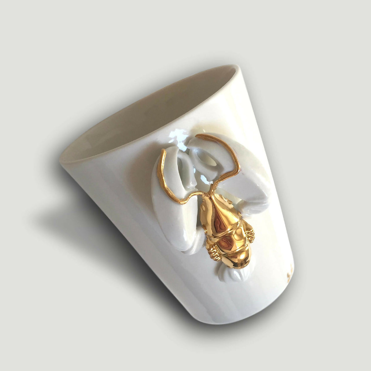 Mug blanc en céramique, vue en biais, avec décor homard doré