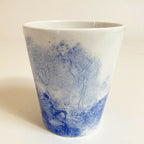 Mug en céramique blanc, décor bleu de paysage avec arbres aux lignes fines
