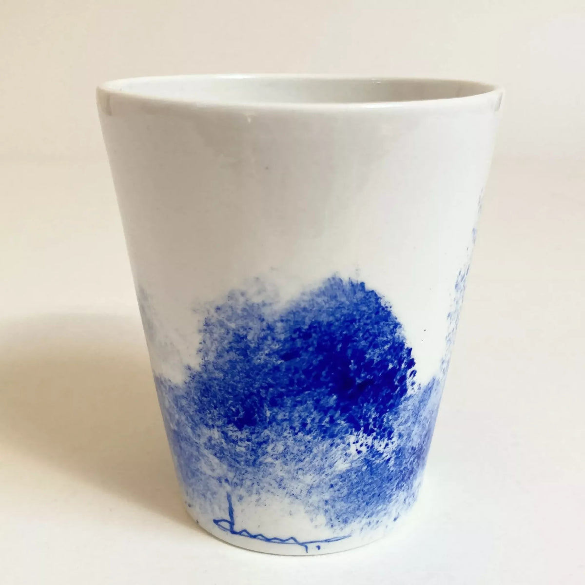 Mug en céramique blanc, décor paysage bleu dense au centre et lignes au bas