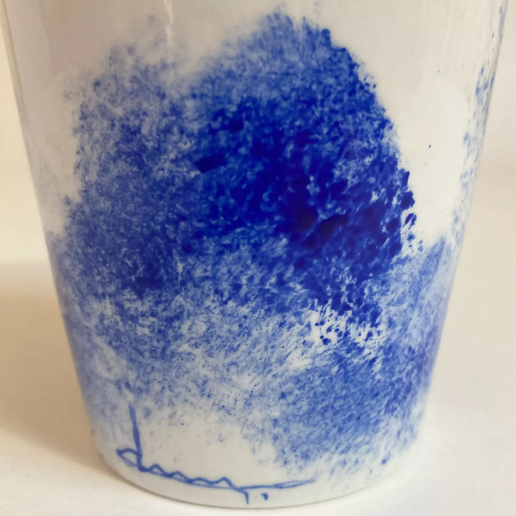 Mug en céramique blanc, gros plan du motif paysage bleu avec texture aquarelle