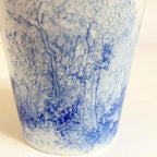 Mug en céramique blanc, gros plan décor paysage bleu avec silhouettes d’arbres