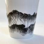 Mug en porcelaine blanc, bas du décor paysage en aplats noirs et gris