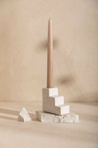 Bougeoir à bougie lisse beige, base en pierre claire avec blocs en escalier