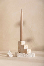 Bougeoir à bougie lisse beige, base en pierre blanche texturée et blocs en escalier