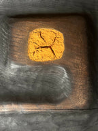 Tableau carré gris foncé avec médaillon jaune texturé au centre