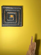 Petit tableau carré abstrait gris avec motif central jaune, encadré de carrés