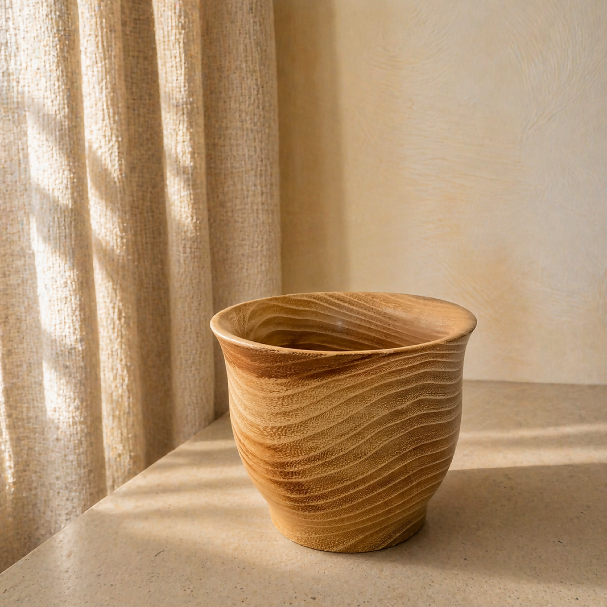 Gobelet en céramique beige clair, lignes ondulées sur toute la hauteur.