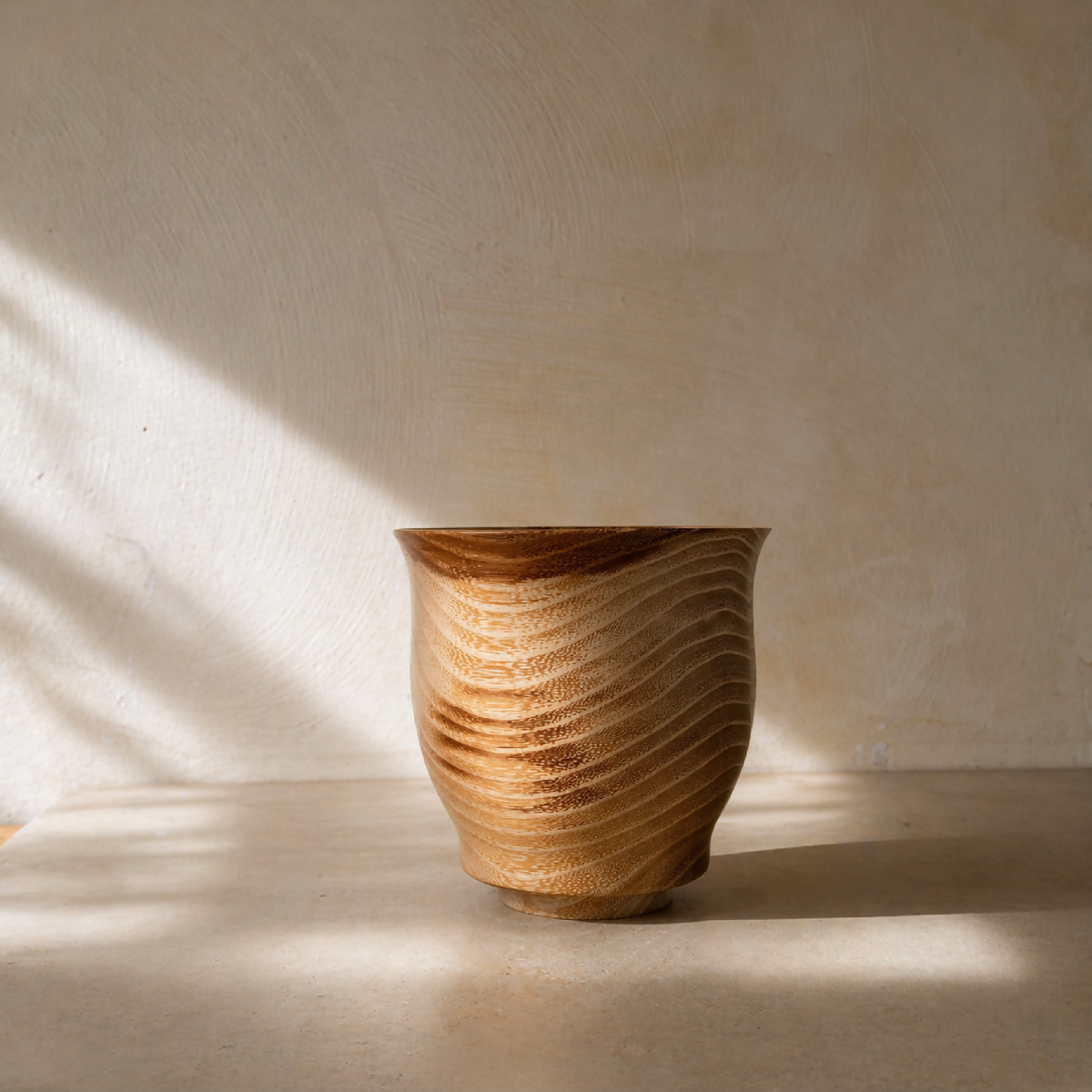 Vase en céramique ambrée texturée, évasé, ondulations verticales