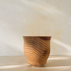 Petit vase en céramique ambrée, texture ondulée verticale, bord supérieur arrondi