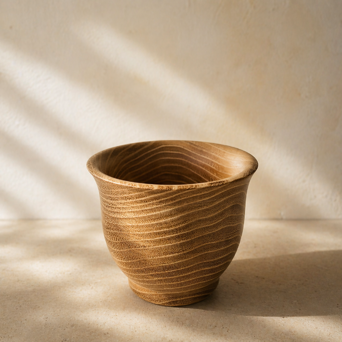 Gobelet en céramique marron, ouverture évasée et lignes ondulées visibles.