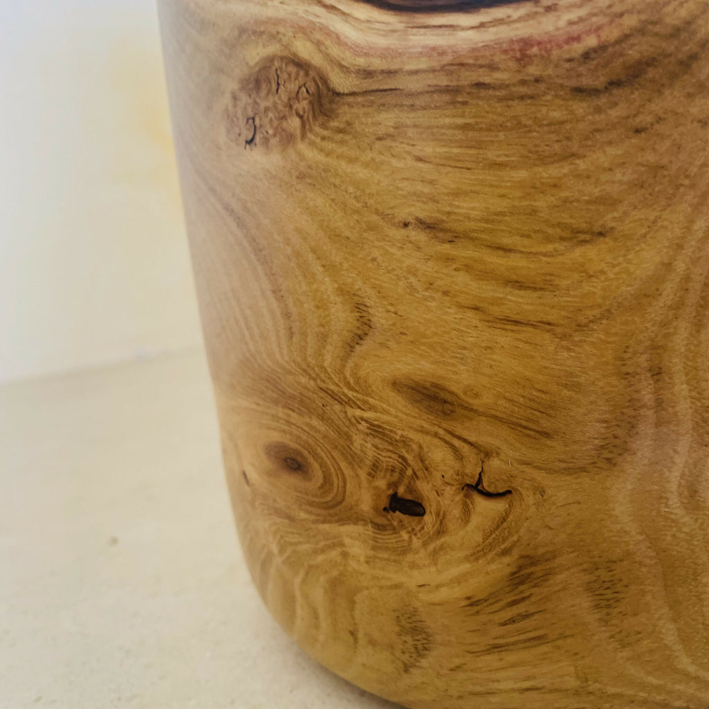 Corps du pot en bois ambré, nœuds et veines marquées, intérieur hors champ