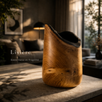 Vase en bois incurvé, intérieur noir, vue inclinée