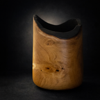 Pot en bois ambré, intérieur noir, nœuds et marques visibles