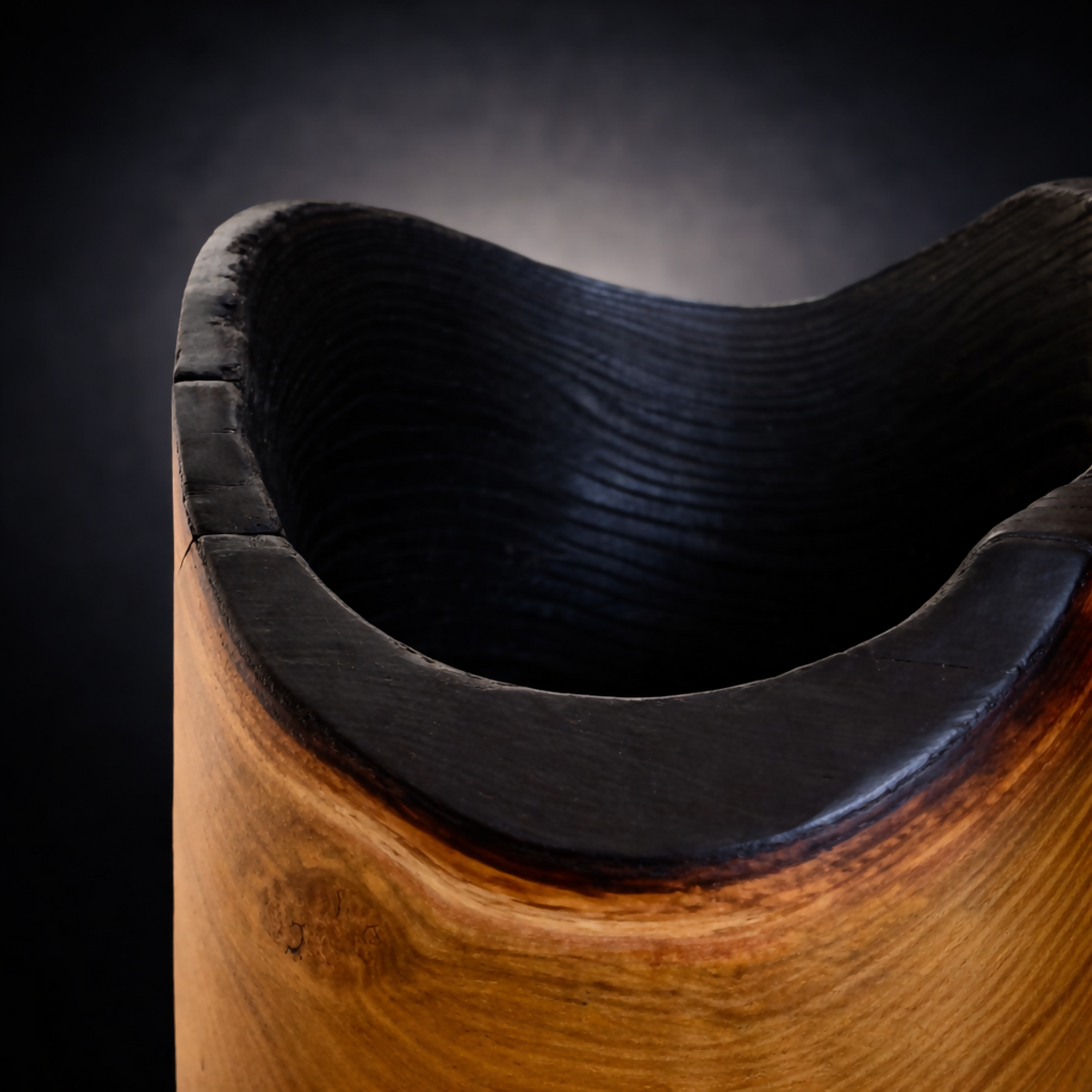 Ouverture du pot : intérieur noir lisse, bord épais et courbé