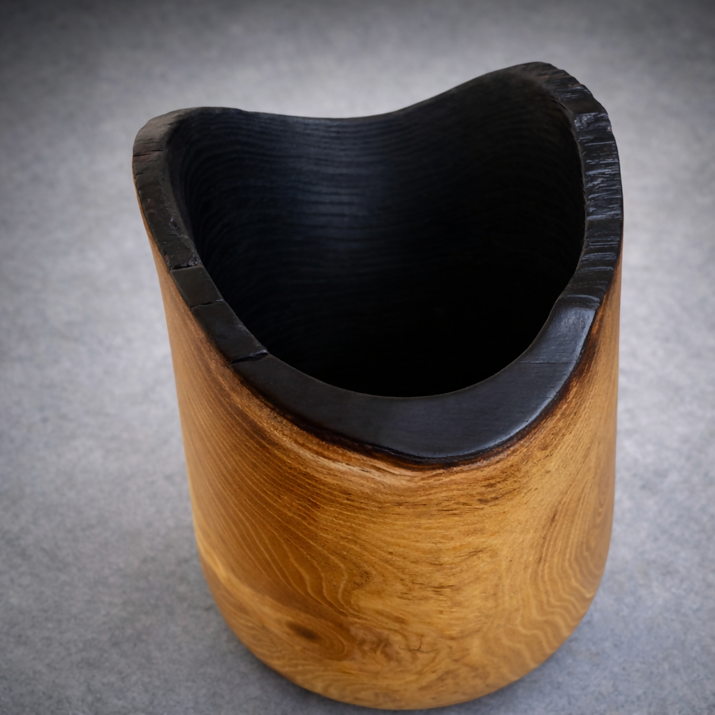Pot en bois ambré, intérieur noir en cuvette, vue de dessus
