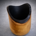 Pot en bois ambré, intérieur noir en cuvette, vue de dessus