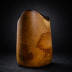 Pot en bois ambré vu de côté, veines longues, intérieur sombre