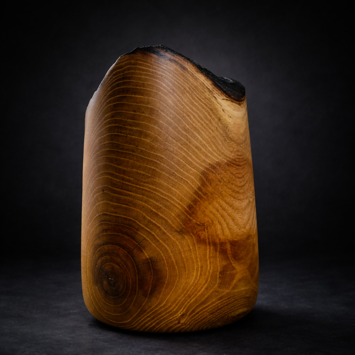 Pot en bois ambré vu de côté, veines longues, intérieur sombre