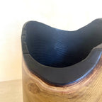 Bord du pot en bois et intérieur noir profond, surface lisse