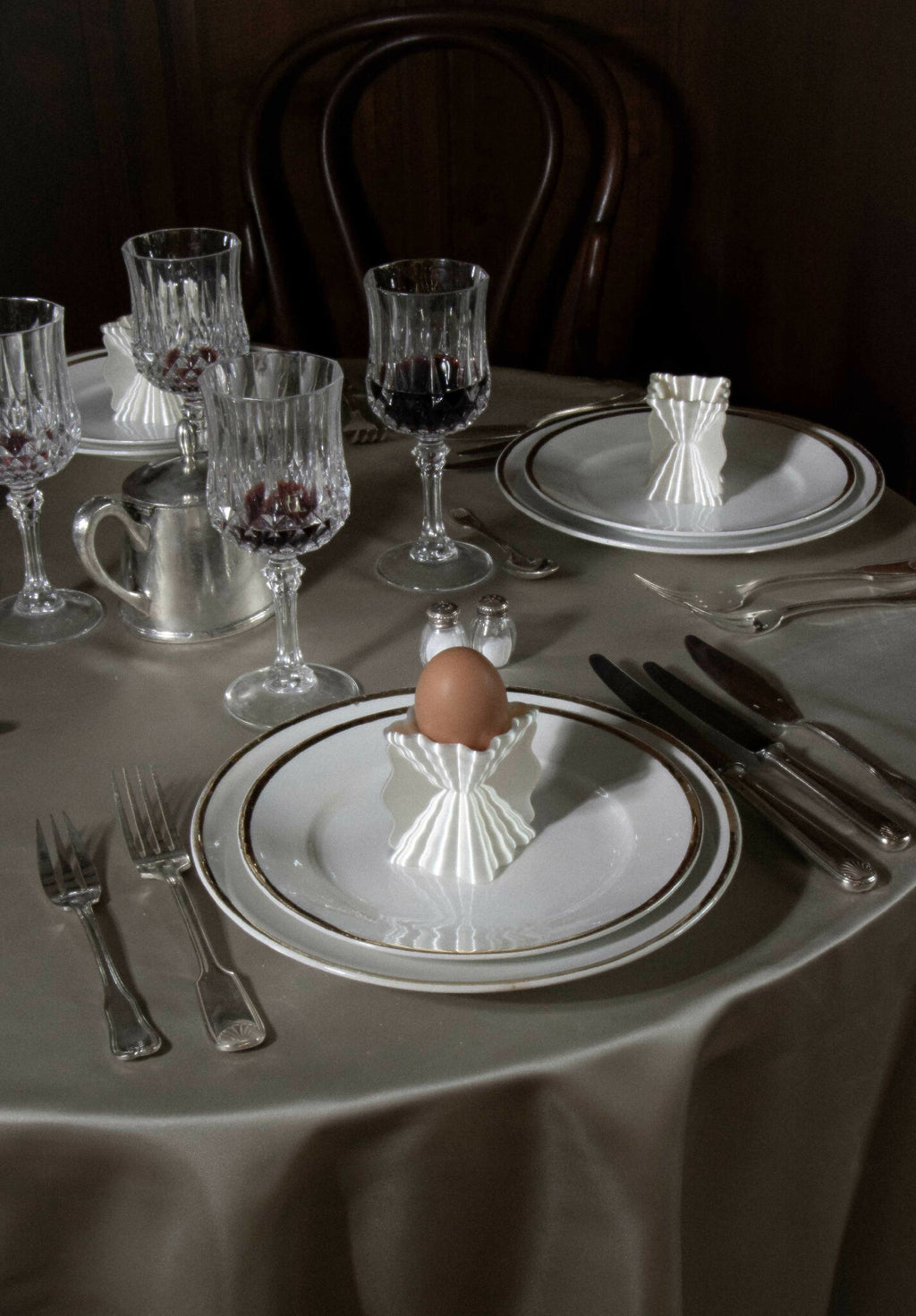 Coquetier Galéa cannelé blanc, œuf marron, présentoir à œuf en forme de pétales