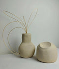 Ensemble de décoration : deux vases en céramique beige, tiges décoratives dorées