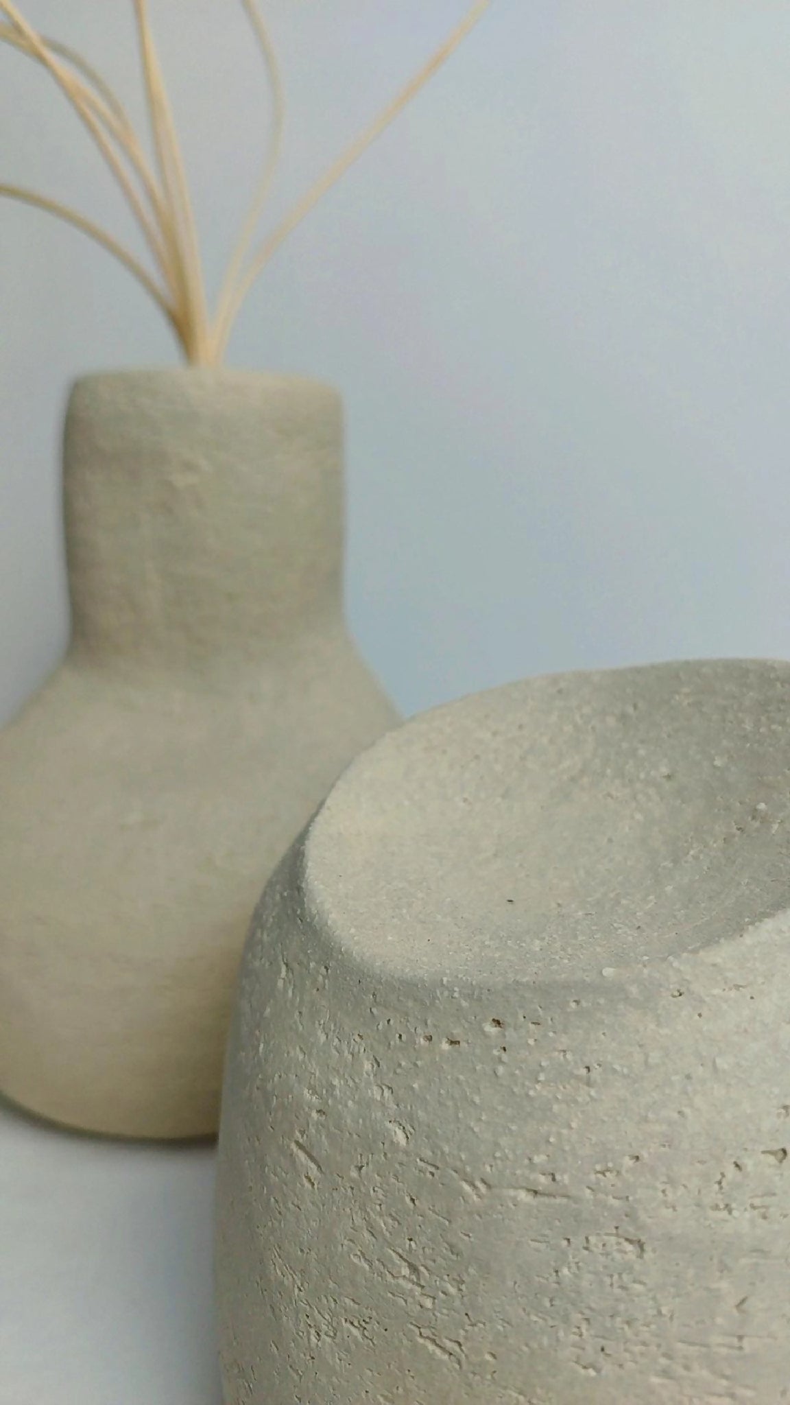 Ensemble de décoration : détail de vases en céramique beige au fini texturé